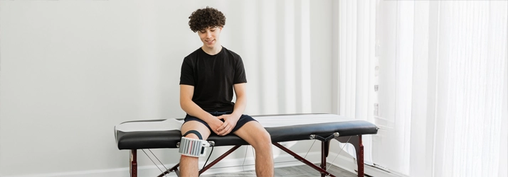 Chiropractic Cabo San Lucas BCS Knee Hero A patient with cold laser therapy on their knee.